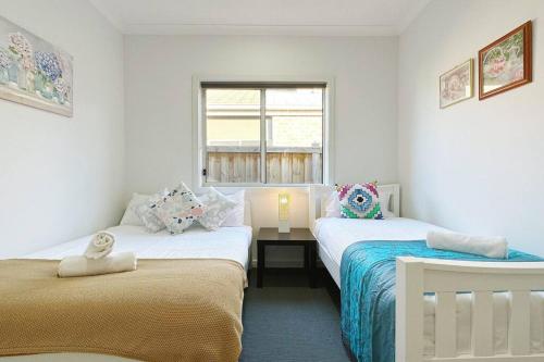 Ένα ή περισσότερα κρεβάτια σε δωμάτιο στο Westbrook Home 7beds by GoodLive