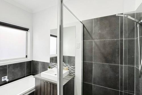 Ένα μπάνιο στο Westbrook Home 7beds by GoodLive