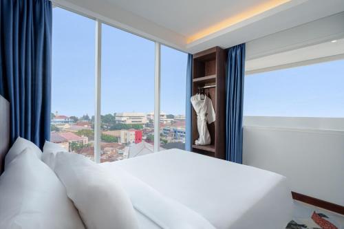 Postel nebo postele na pokoji v ubytování Golden Tulip Springhill Lampung