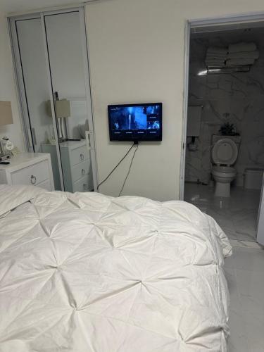 Ένα μπάνιο στο Luxury Apartment Hot Water,AC,WiFi,PS3