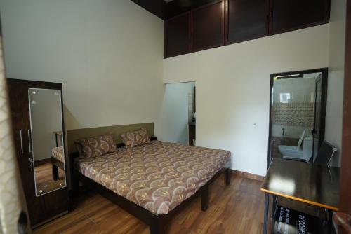 Postel nebo postele na pokoji v ubytování Room in Haldwani with private Kitchen & Bath