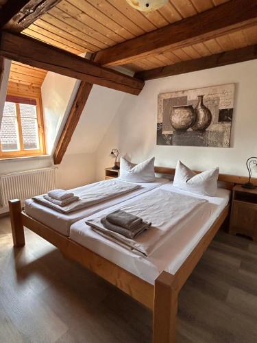 クロルト・ゴーリッシュにあるFerienwohnung Gesindestube Bauernhaus Vetterの木製天井の客室の大型ベッド1台分です。
