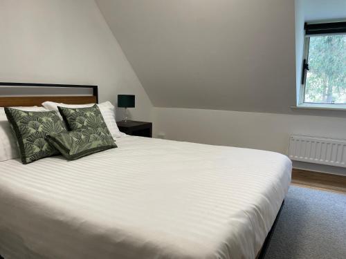 Postel nebo postele na pokoji v ubytování Flowerpot Cottage