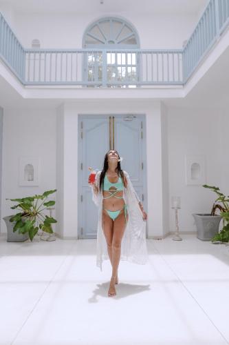 Eine Frau im Bikini, die einen Flur entlang geht. in der Unterkunft Selenya Talpe - Boutique Villa in Unawatuna