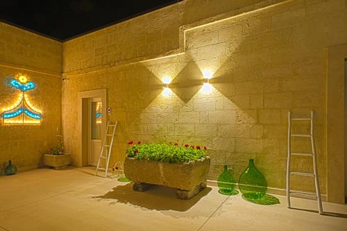 a room with a plant in a planter and lights at Masseria Spiga in Gravina in Puglia