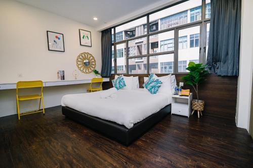 Postel nebo postele na pokoji v ubytování Swing & Pillows - Z Hotel Cyberjaya