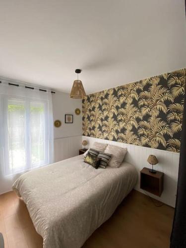 - une chambre avec un grand lit escamotable dans l'établissement 