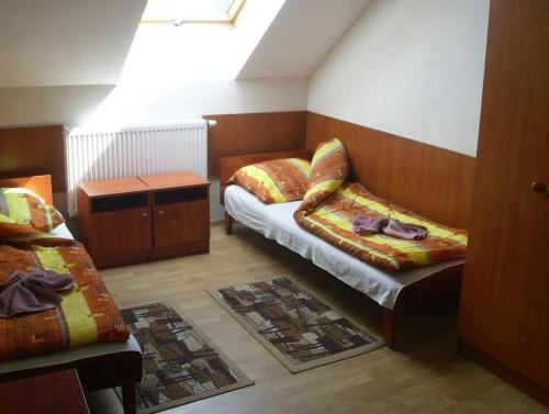 Giường trong phòng chung tại Zajazd Pułaskiego