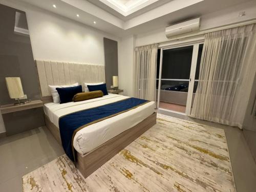Postel nebo postele na pokoji v ubytování Negombo Ocean Breeze - Bliss on the Beach Luxury Apartments by Serendib Vacation