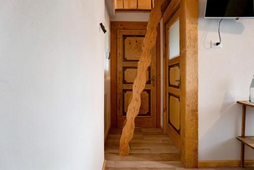 a hallway with a wooden door in a house at Baita Chalet Alabama in Arsiè