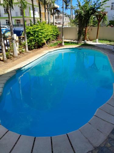 una grande piscina blu in un resort di Kaeya a Flic-en-Flac
