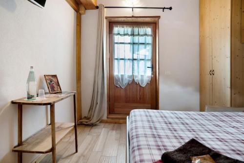 a bedroom with a bed and a wooden door at Baita Chalet Alabama in Arsiè