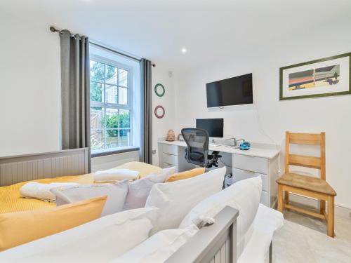 Stylish apartment with parking Pass the Keysにあるテレビまたはエンターテインメントセンター
