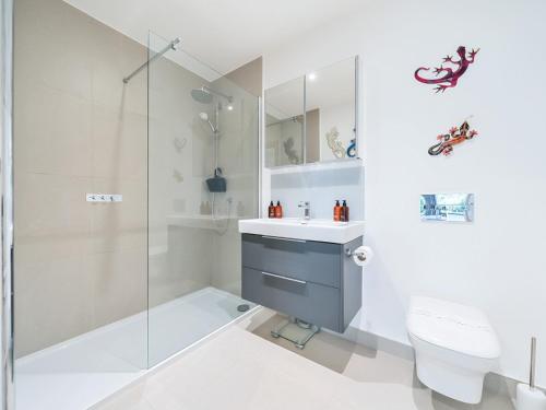 ウェイブリッジにあるStylish apartment with parking Pass the Keysのシャワー、トイレ、洗面台を備えたバスルーム