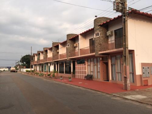 una fila de edificios al lado de una calle en Romax Hotel, en Comodoro