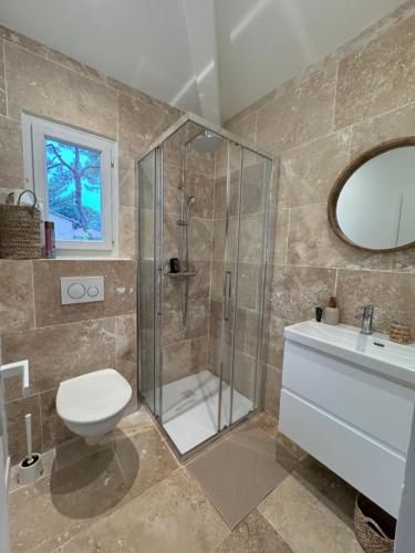 une salle de bain avec une douche, des toilettes et un lavabo dans l'établissement maison COSY, à Gassin