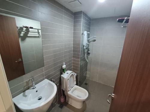 een badkamer met toilet en wastafel bij Yenbear Homestay Kozi Square Kuching Sarawak in Kuching