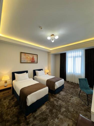 Кровать или кровати в номере Garnet Mir Hotel