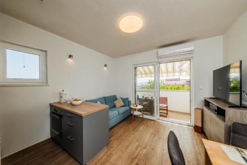Cozy apartment with sea view