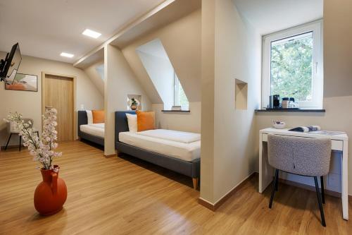 Postel nebo postele na pokoji v ubytování Hotel Fischzucht in Würzburg