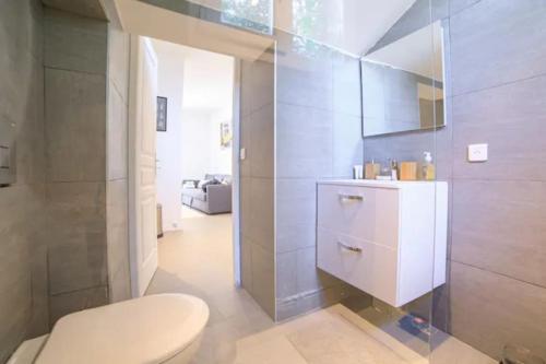 une salle de bain avec des toilettes blanches et un lavabo dans l'établissement Superb studio with terrace, calm and tranquility, à Cannes