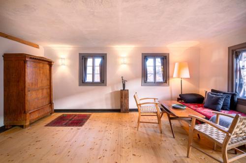 a living room with a table and a couch at Hotel Stadthaus Arnstadt in Arnstadt