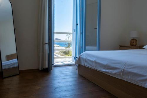 En eller flere senge i et værelse på AquaBlu Syros 5