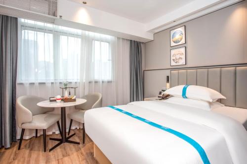 Postel nebo postele na pokoji v ubytování VX Hotel Shanghai Yixian Road Dabaishu