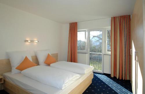 1 dormitorio con cama y ventana grande en Landhaus Sixtmühle, en Taufkirchen
