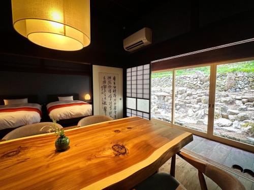 Ένα ή περισσότερα κρεβάτια σε δωμάτιο στο NIPPONIA 美山鶴ヶ岡 Mountain Village