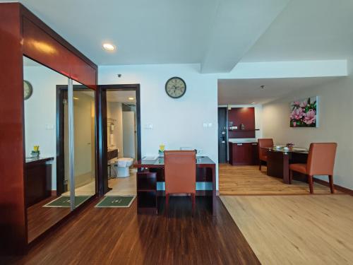Ruang duduk di Meetsuite at Ming Garden Residence