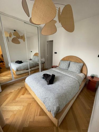 - une chambre avec un grand lit et des miroirs au mur dans l'établissement Exclusive Flat By Luxuio - Nearby Eiffel Tower, à Paris
