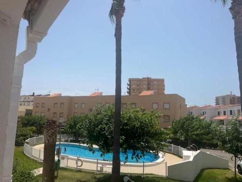 vista sulla piscina da un edificio di Bungalow Morro de Gos II REF 054 a Oropesa del Mar