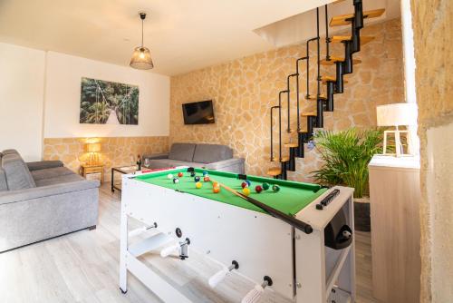 un salon avec une table de billard dans l'établissement Le Mazagran, à Saint-Paul-Trois-Châteaux