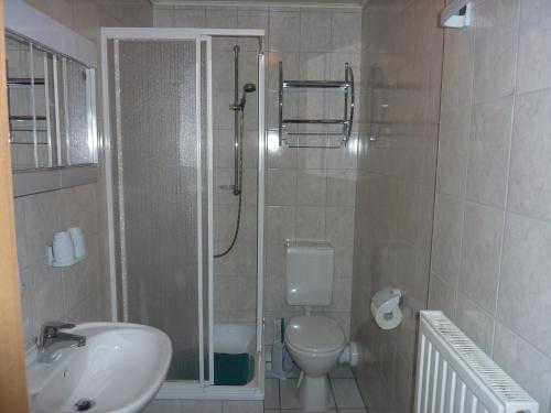 Ένα μπάνιο στο Ferienwohnung Rechts