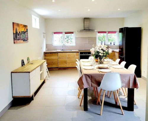 une cuisine avec une table et des chaises dans une cuisine dans l'établissement Maison 115 m2 village alsacien, à Eckwersheim
