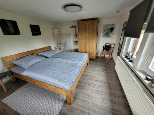 モンシャウにあるFerienhaus Familie Sommerのベッドと窓のある寝室