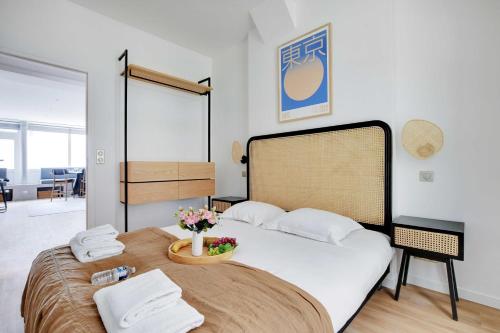 - une chambre avec un grand lit fleuri dans l'établissement Spacious Apartment - 2BR-4P - Place de Clichy, à Paris