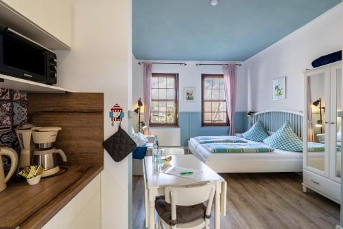 una pequeña habitación con una cama y una mesa en Schweden Apartment, en Kerken