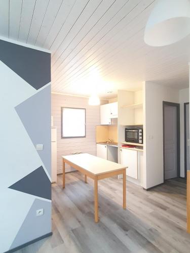 - une cuisine avec une table dans une pièce dans l'établissement Camping Municipal L'Espazo DURBAN CORBIERES, à Durban-Corbières
