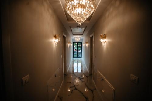 an empty hallway with a chandelier and a hallway with a hallwayngth at Hotel Casa Blanca in Tulgheş