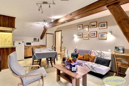 un salon avec un canapé et une table dans l'établissement Gite La Couffina, à Devesset