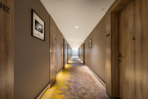 a long hallway with a long at Atour Hotel -Du Fu Thatched Cottage in Chengdu