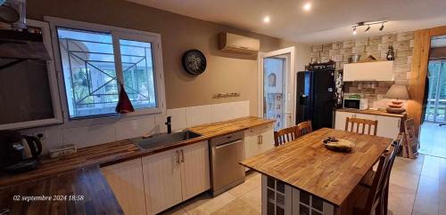 Dapur atau dapur kecil di Villa Chênaie des Lagunes Piscine & Spa privé