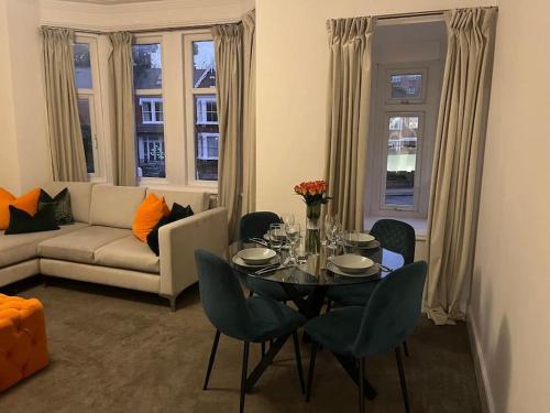 Χώρος καθιστικού στο Beautiful 2 Bed Centrally Located Flat Close to 3 Stations
