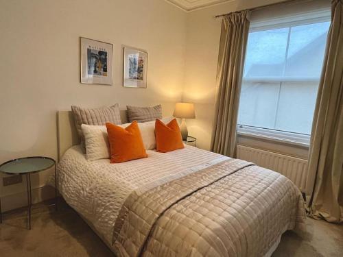 Ένα ή περισσότερα κρεβάτια σε δωμάτιο στο Beautiful 2 Bed Centrally Located Flat Close to 3 Stations