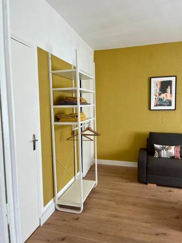 - un salon avec une étagère blanche dans une pièce dans l'établissement Appartement hyper centre climatisé, à Salon-de-Provence