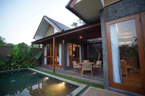 Bazén v ubytování The Shanti Graha Villas nebo v jeho okolí