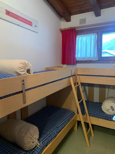 a room with two bunk beds and a window at Mezzodi in Mareson