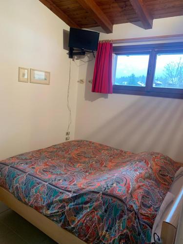 a bedroom with a bed and a window at Mezzodi in Mareson